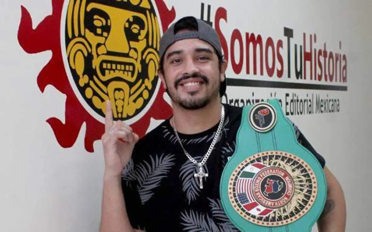 El jaibo en todo momento se mostró contento con el cinturón que lo acredita como campeón de la Federación Norteamericana de Boxeo